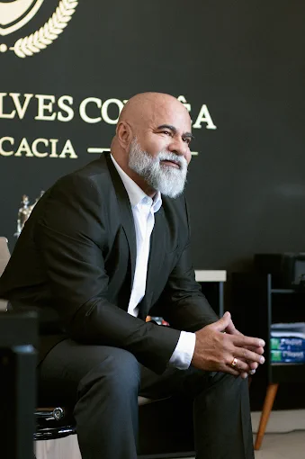 Dr. Robson Alves Corrêa no escritório, em Taubaté